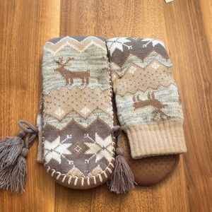 NWT Muk Luks Deer Print Beige Warm Slipper Fall Socks slip resistant. 
#389Ai